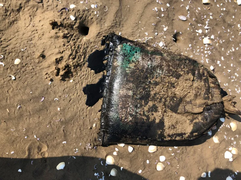 750 bao tải chứa chất màu đen nghi là phế phẩm của tàu buôn ảnh 2 750 bao tải chứa chất màu đen nghi là phế phẩm của tàu buôn ảnh 2