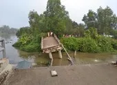 Sà lan chở cát va chạm làm sập cầu ở Tiền Giang