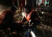 Tìm thấy 3 thi thể trên sông Tiền ảnh 2 Chìm tàu, 5 thuyền viên trôi dạt nhiều giờ trên biển