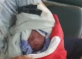 Đi theo tiếng khóc, 2 công an cứu bé sơ sinh bị bỏ rơi gần bãi rác ảnh 3 Một trẻ sơ sinh bị bỏ rơi bên lề đường