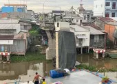 Long An: Tạm giữ hành chính người điều khiển xe quá tải làm sập cầu ảnh 3 Tạm giữ tài xế chở 15 tấn lúa qua cầu 3,5 tấn làm sập cầu