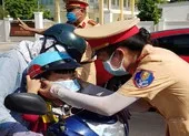 CSGT Đồng Nai phát nước, khẩu trang miễn phí cho người dân