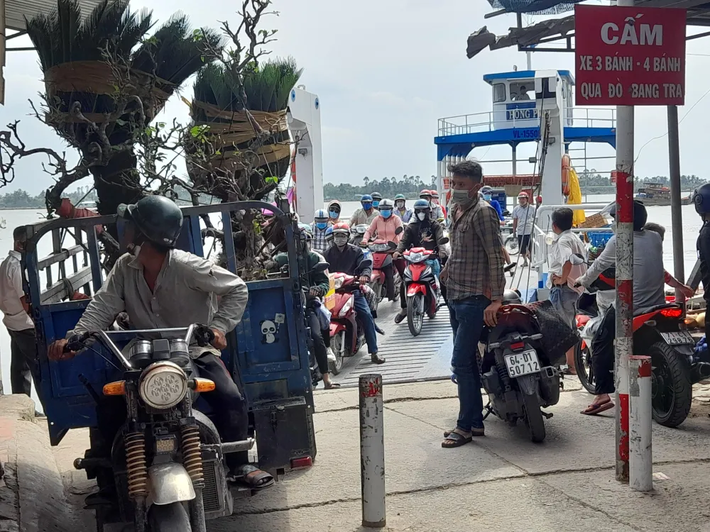 Xe 3 bánh chui qua khe cọc để qua đò Xe 3 bánh chui qua khe cọc để qua đò