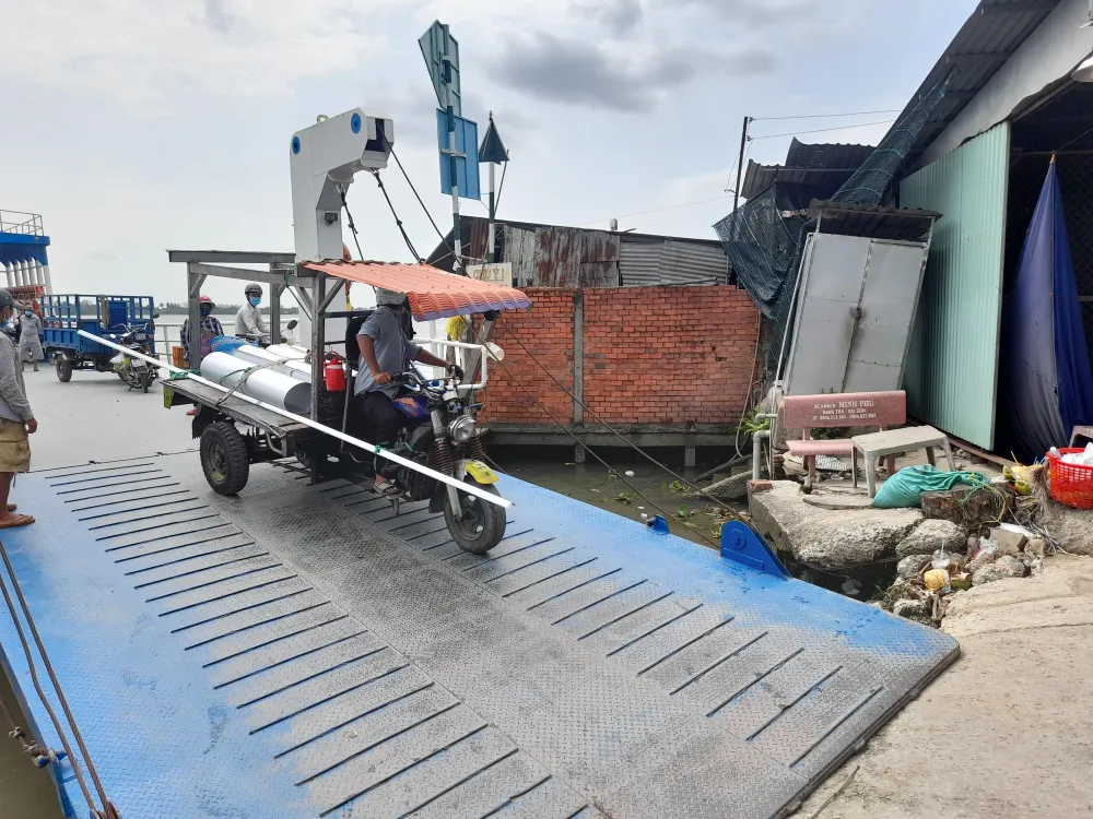 Một chiếc xe 3 bánh đi lùi để xuống đò Bang Tra Một chiếc xe 3 bánh đi lùi để xuống đò Bang Tra