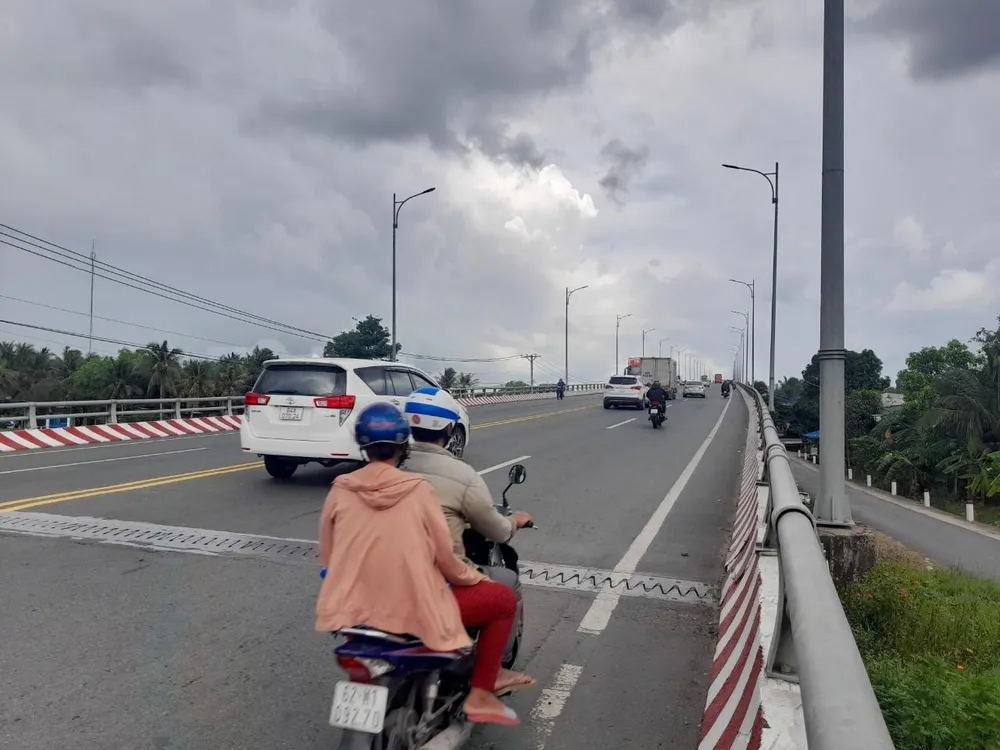 Cầu Hàm Luông trên QL60