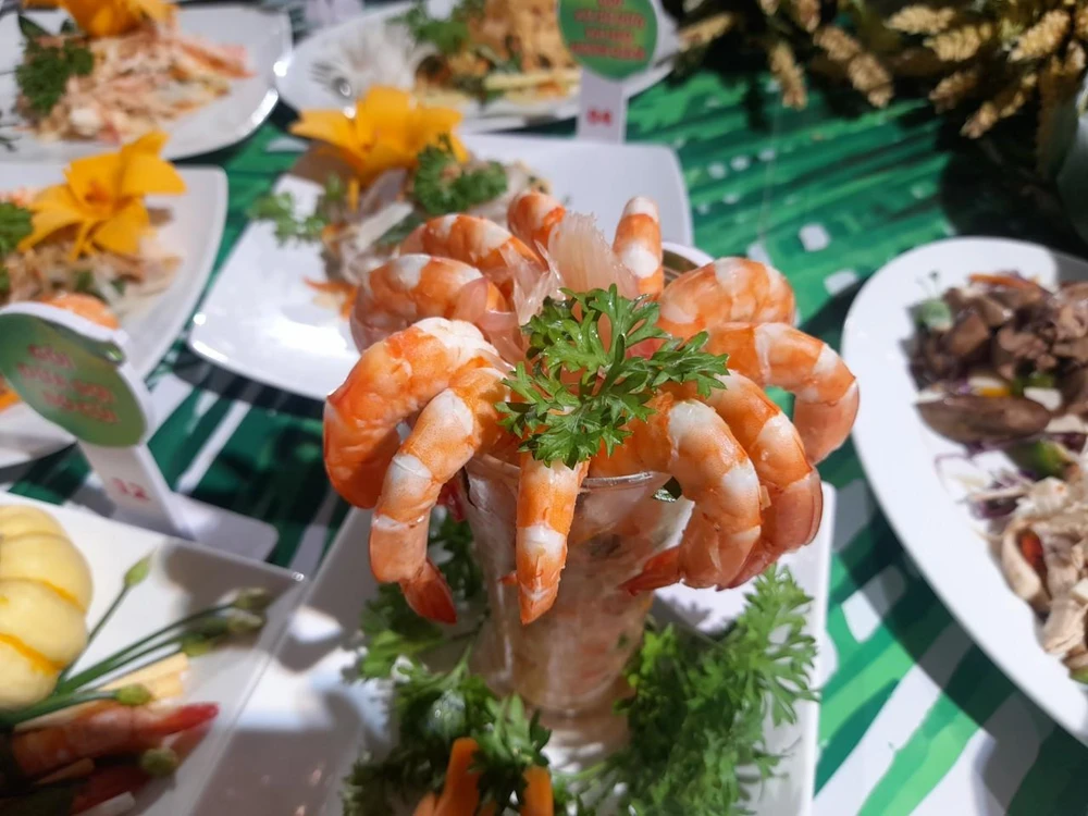 Các món ăn được nấu từ nguyên liệu dừa tại sự kiện xác lập kỷ lục 222 món ăn từ dừa. Ảnh: ĐH