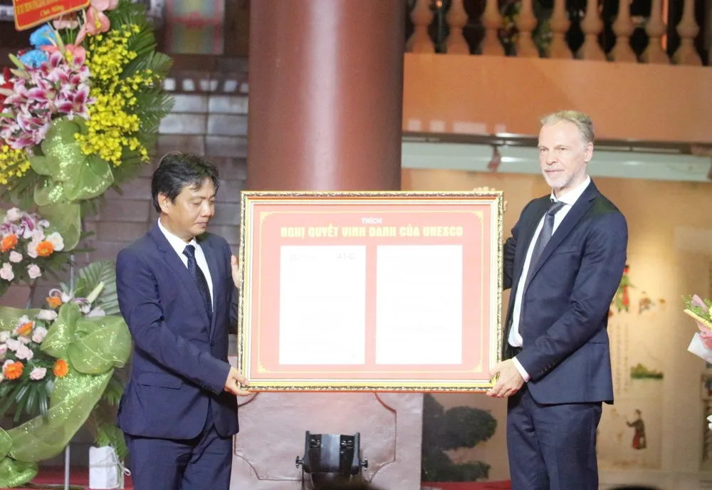 Đại diện UNESCO trao Nghị quyết công nhận Nguyễn Đình Chiểu là Danh nhân văn hóa thế giới Đại diện UNESCO trao Nghị quyết công nhận Nguyễn Đình Chiểu là Danh nhân văn hóa thế giới