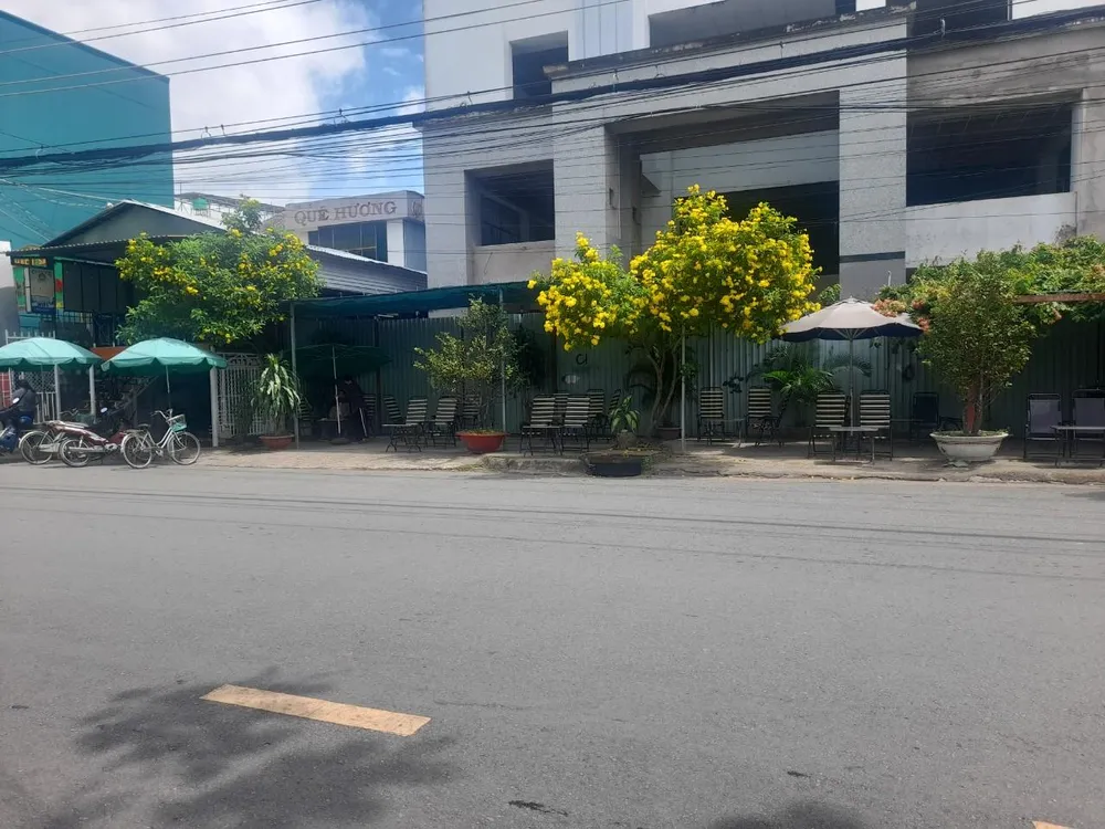 Phía trước mặt tiền tòa nhà đã bị chiếm dụng bán quán nước cả ngày lẫn đêm khiến dư luận bức xúc