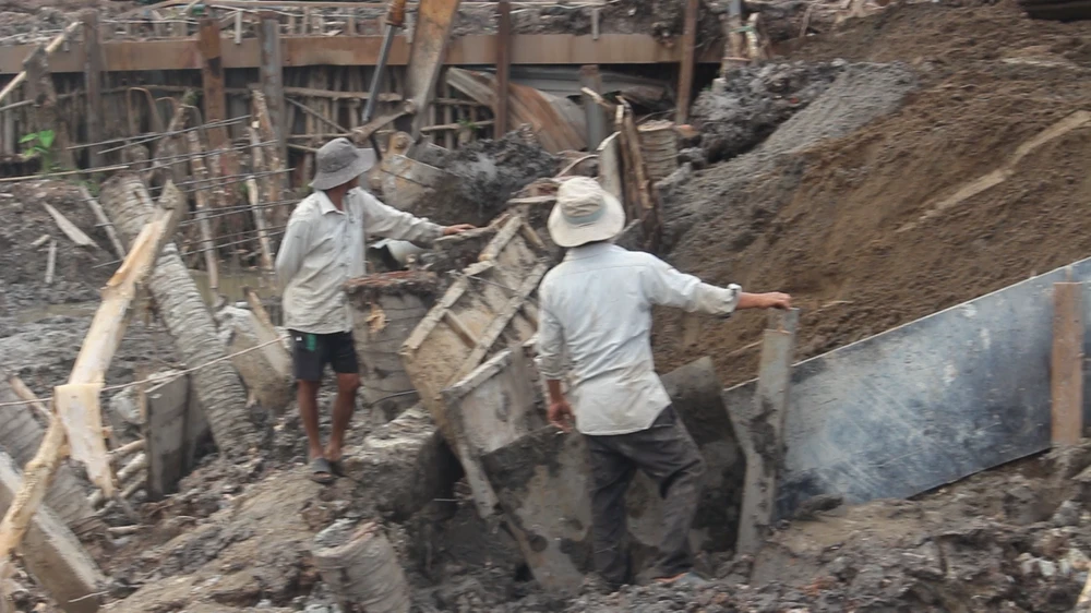 Hiện đơn vị thi công đang khắc phục sự cố sạt lở. Ảnh: Đ.HÀ