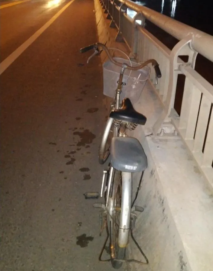 Chiếc xe đạp của bác sĩ H bỏ lại trên cầu Rạch Miễu. Ảnh: CTV Chiếc xe đạp của bác sĩ H bỏ lại trên cầu Rạch Miễu. Ảnh: CTV