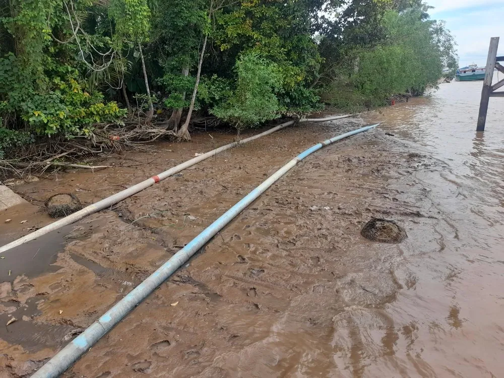 Đường ống bơm cát từ sà lan lên công trình khu tái định cư Khu công nghiệp Phú Thuận. Ảnh: Đ.HÀ Đường ống bơm cát từ sà lan lên công trình khu tái định cư Khu công nghiệp Phú Thuận. Ảnh: Đ.HÀ