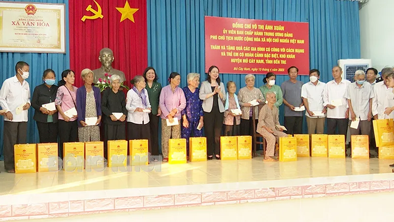 Phó Chủ tịch nước Võ Thị Ánh Xuân tặng quà cho gia đình chính sách. Ảnh: P.T Phó Chủ tịch nước Võ Thị Ánh Xuân tặng quà cho gia đình chính sách. Ảnh: P.T