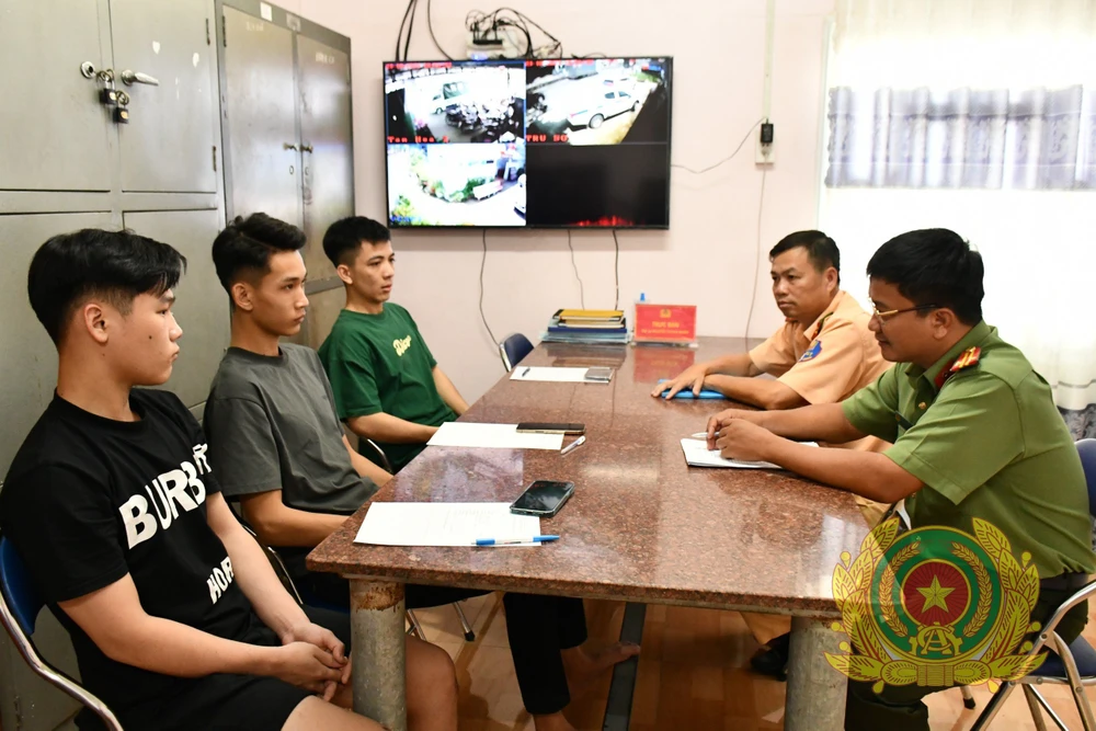 Khởi tố, bắt giam 3 thanh niên biểu diễn bốc đầu xe mô tô trên Quốc lộ 1