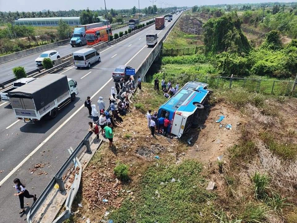 Hiện trường vụ tai nạn tai nạn cao tốc TPHCM - Trung Lương xe chở khách lật nhào