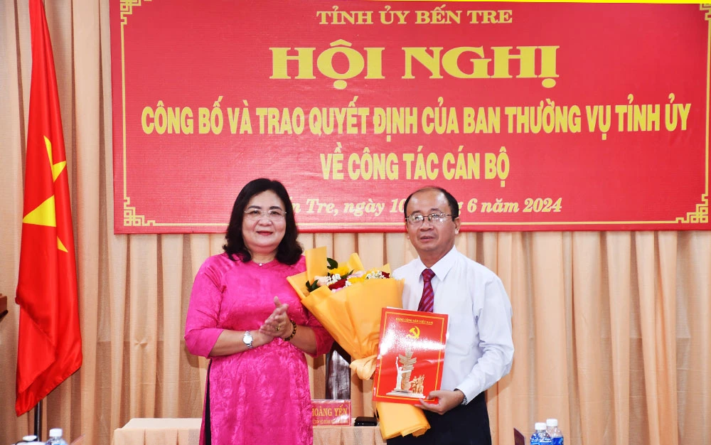 Ông Nguyễn Văn Dũng - Bí thư Huyện ủy Bình Đại kiêm Chủ tịch UBND huyện được điều động làm Phó Trưởng ban Thường trực Ban Tổ chức Tỉnh ủy. (Ảnh nguồn: Bentre.gov.vn) xl.jpg