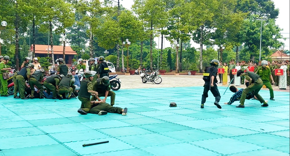 Hình ảnh tại buổi tổng duyệt chuẩn bị cho chương trình lễ ra mắt lực lượng tham gia bảo vệ ANTT cơ sở. Ảnh: (Công an Bến Tre) IMG_1641.jpg