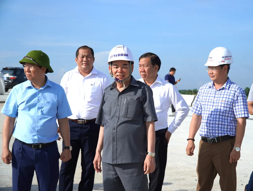 Chủ tịch UBND tỉnh Bến Tre (áo xám) kiểm tra dự án cầu Rạch Miễu 2 Cau-Rach-Mieu-2 (2).JPG
