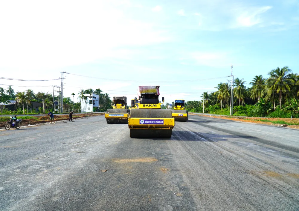Phần đường đang được cấp phối đá dăm chuẩn bị thảm bê tông nhựa Cau-Rach-Mieu-2 (4).JPG