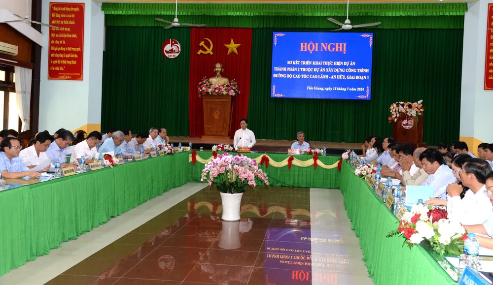 Hội nghị sơ kết triển khai thực hiện Dự án thành phần 2 thuộc Dự án xây dựng công trình đường bộ cao tốc Cao Lãnh - An Hữu. Dự án thành phần 2 cao tốc Cao Lãnh - An Hữu dự kiến khởi công vào cuối tháng 7-2024