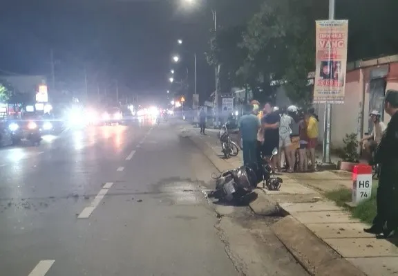 Người dân nhanh chóng dập lửa khi phát hiện ngọn lửa bốc cháy trên người một phụ phụ nữ phu-nu-tu-thieu.jpg
