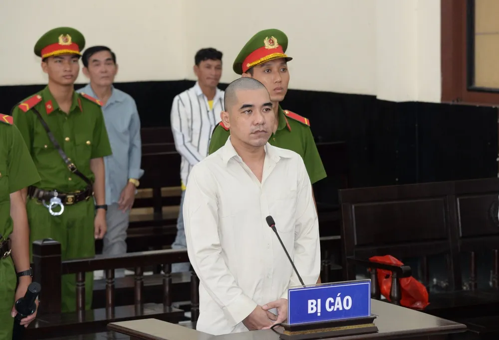 Chỉ vì ghe tuông mà Trần Minh Tâm dùng dao chém người. Lĩnh án tù vì cự cãi trong lúcCơn ghen bốc hoả khi thấy người mình yêu nắm tay người khác nhậu chung dùng dao chém người