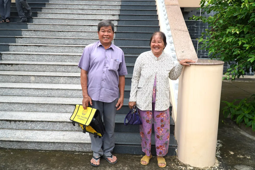 Bị đơn Võ Văn Rỡ và Nguyễn Thị Bạch Yến sau phiên tòa phúc thẩm. Ảnh: ĐÔNG HÀ tranh-chap-dat (2).JPG
