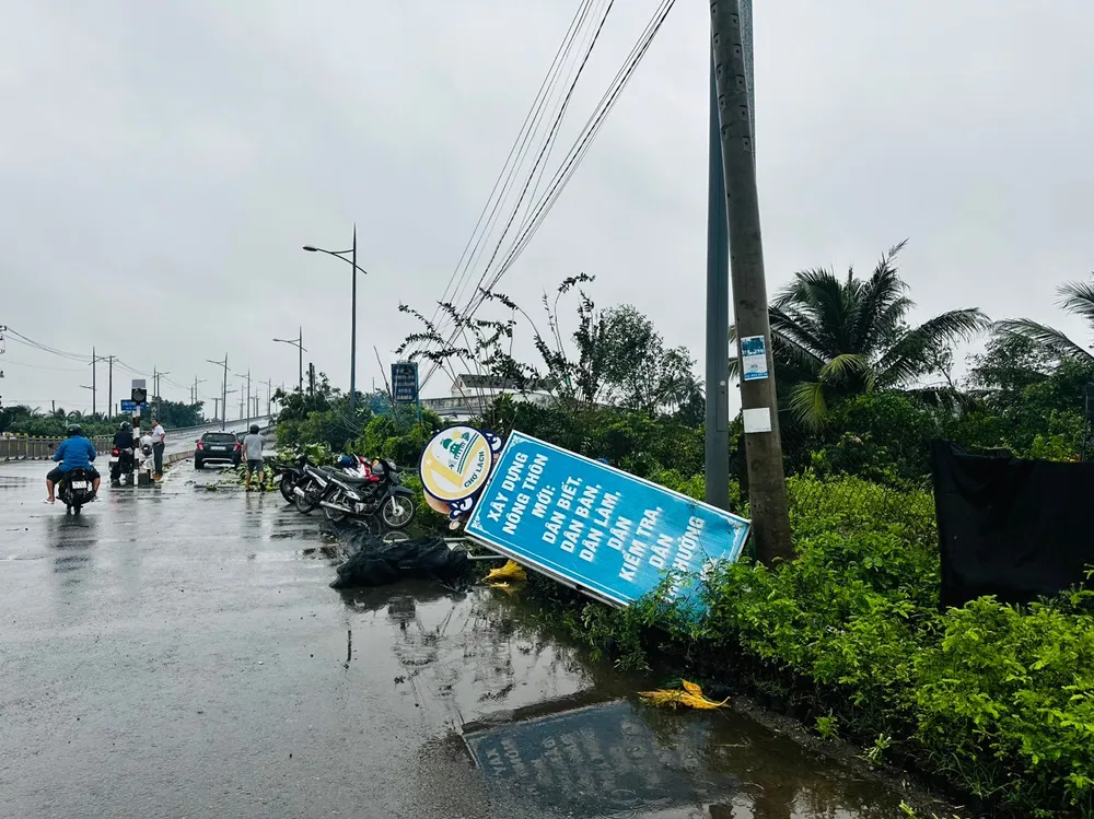 Mưa dông làm đổ ngã biển quảng cáo Mua-dong-loc-xoay-nha-toc-mai (2).png