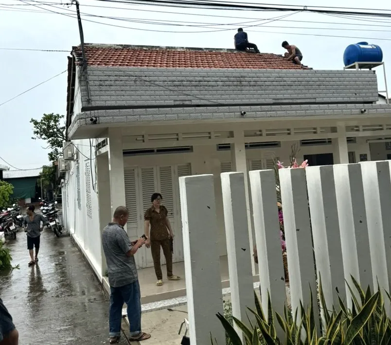 Nhà dân bị tốc mái do ảnh hưởng của mưa dông, lốc xoáy Mưa dông, lốc xoáy làm 86 căn nhà tại Bến Tre bị tốc mái