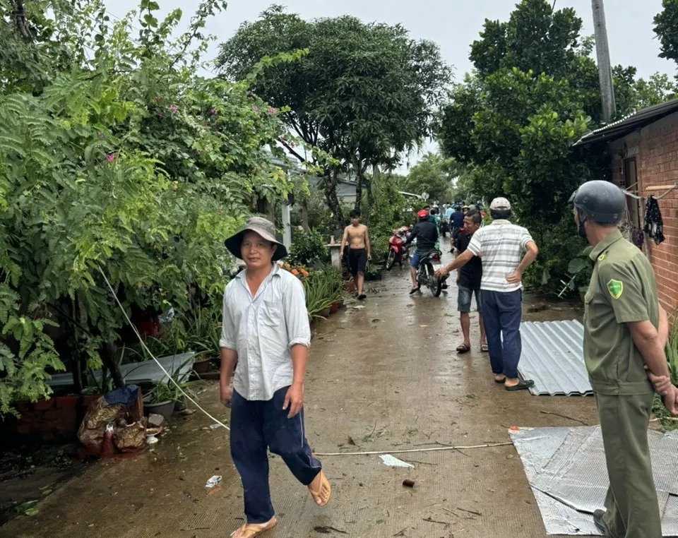 Người dân khắc phục thiệt hại do ảnh hưởng của mưa dông gây thiệt hại Mua-dong-loc-xoay-nha-toc-mai (4).jpg