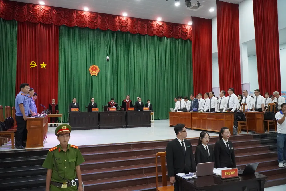 Khai mạc phiên tòa xét xử Đoi-no-thue-cong-ty-Phap-Viet (18).JPG