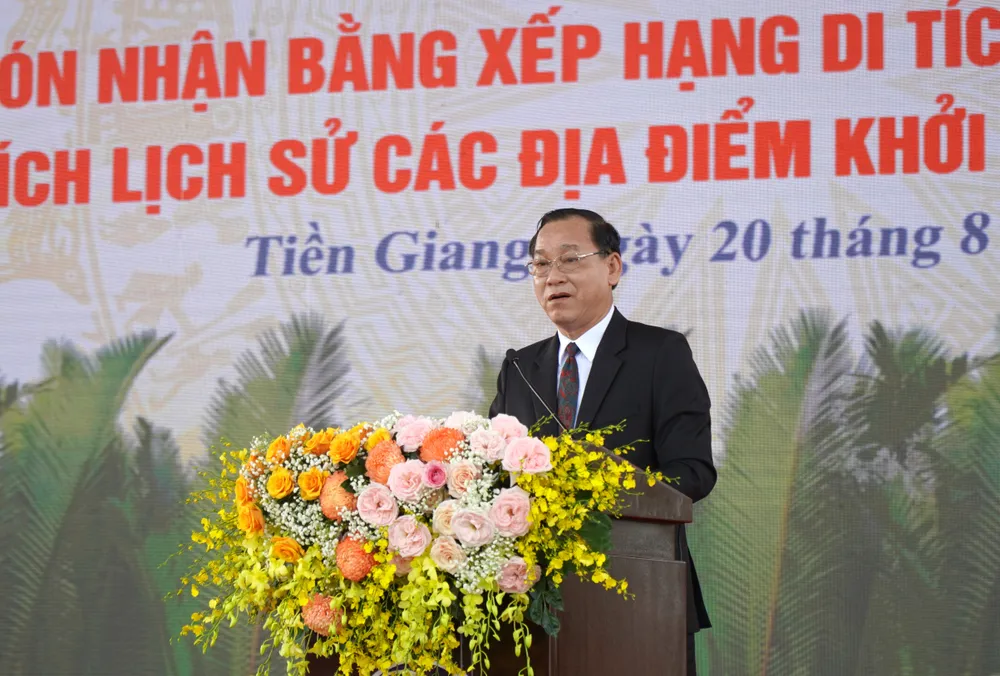 Ông Nguyễn Văn Vĩnh, Chủ tịch UBND tỉnh Tiền Giang, phát biểu tại buổi lễ. anh hùng dân tộc