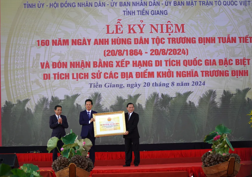 Lãnh đạo tỉnh Tiền Giang đón nhận bằng xếp hạng di tích Quốc gia đặc biệt các địa điểm Khởi nghĩa Trương Định. Anh-hung-dan-toc-Truong-Dinh (2).JPG