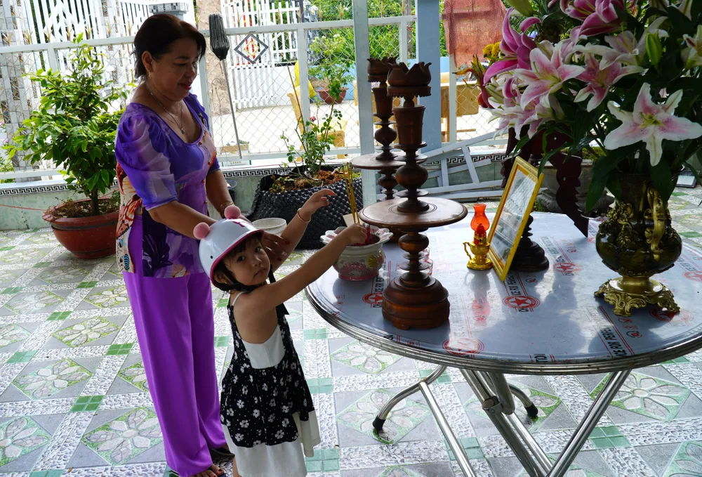 Ngày nay bất cứ hộ gia đình nào ở xã Gia Thuận, huyện Gò Công Đông cũng đều lập hương án thờ anh hùng dân tộc Trương Định. Anh-hung-dan-toc-Truong-Dinh (6).JPG