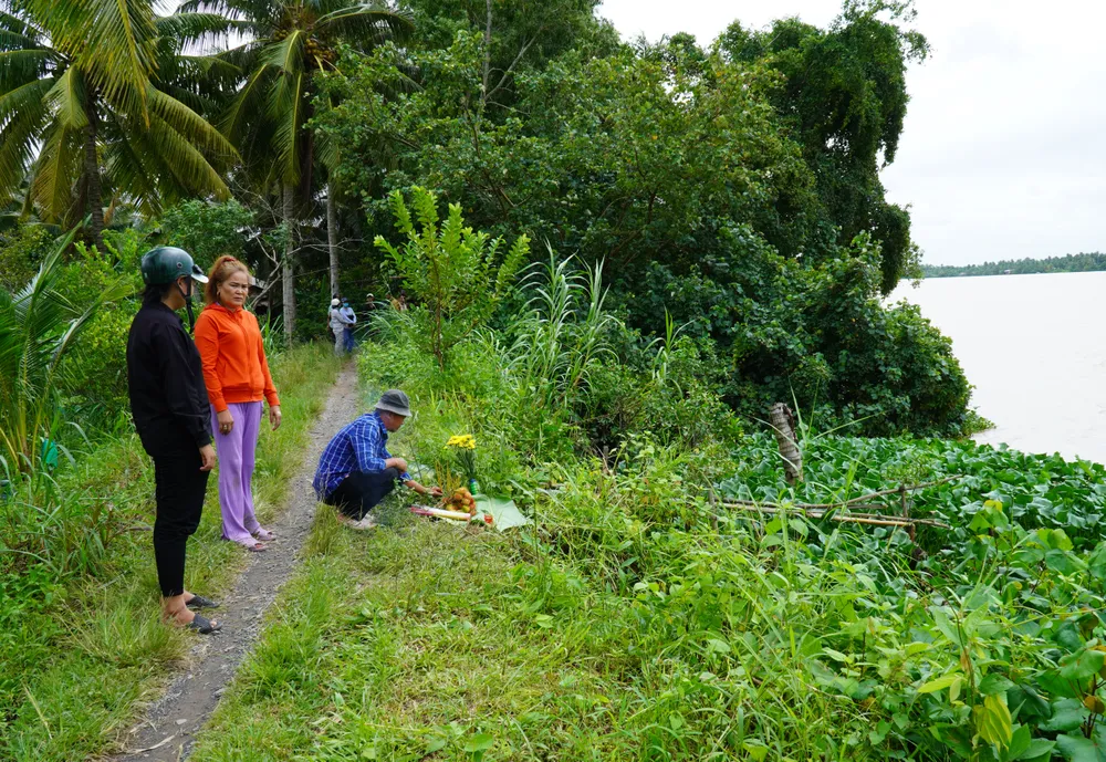 Tìm thấy thi thể nam thanh niên đi ghe bị mất tích dưới sông Hàm Luông