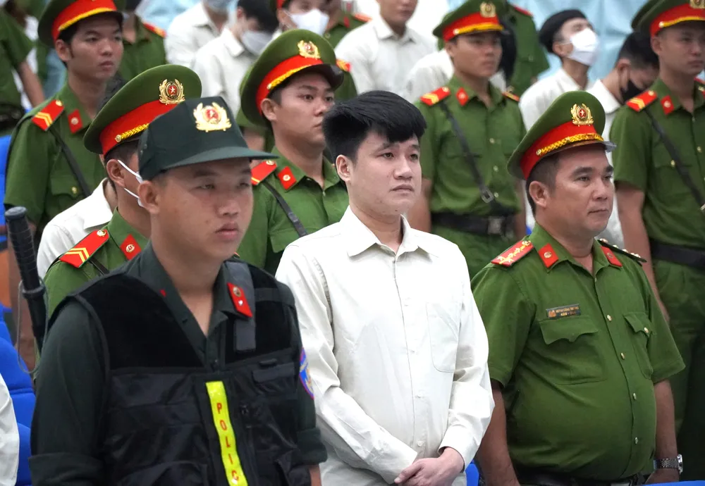 Bị cáo Hồ Quốc Hùng Doi-no-thue-phap-viet (2).JPG