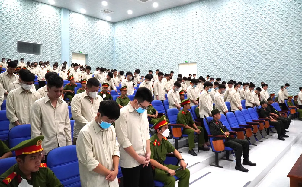 Các bị cáo nghe tòa tuyên án Doi-no-thue-phap-viet (4).JPG