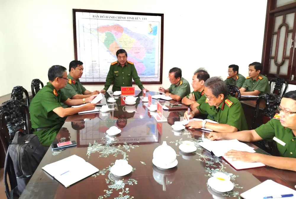 Đại tá Lê Văn Hòa - Phó giám đốc Công an tỉnh Bến Tre cùng lãnh đạo các đơn vị chức năng Công an tỉnh thông tin vụ việc Công an thông tin vụ va chạm giao thông đường thủy trên sông Hàm Luông