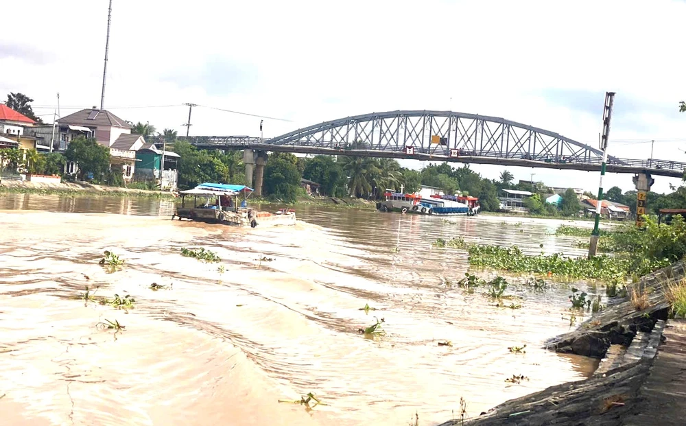Phương tiện lưu thông qua tuyến kênh Chợ Lách Kenh-Cho-Lach (3).jpg
