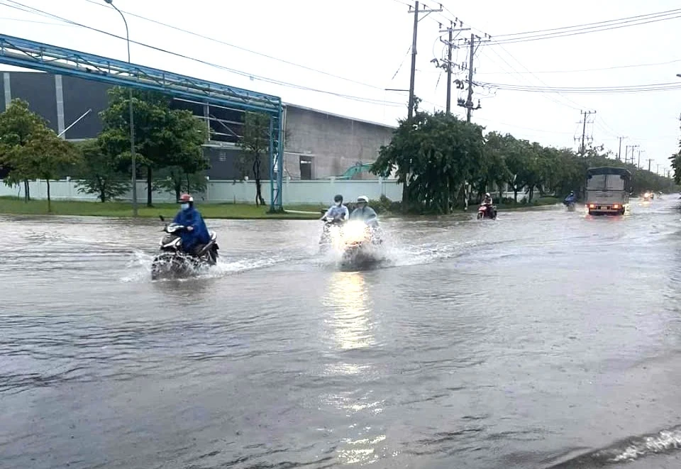 “Lòng chảo” KCN Giao Long ở Bến Tre ngập triền miên mỗi khi mưa to