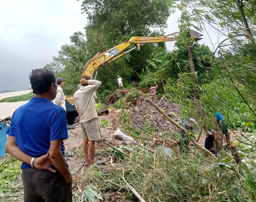 Trước đó chính quyền và ngành chức năng của xã Vĩnh Bình đã khẩn cấp gia cố đoạn đê bị vỡ nhưng không hiệu quả Vo-de-gay-ngap (4).jpg