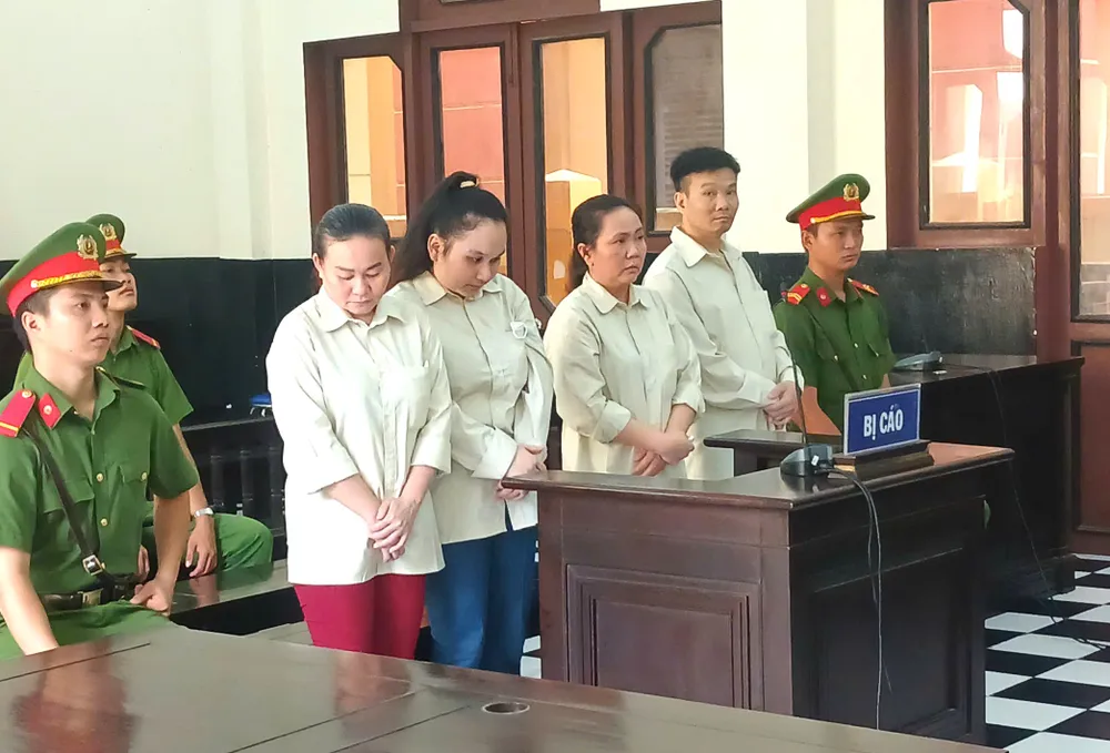 Các bị cáo tại tòa Nhóm bị cáo mua bán trái phép chất ma túy lãnh án