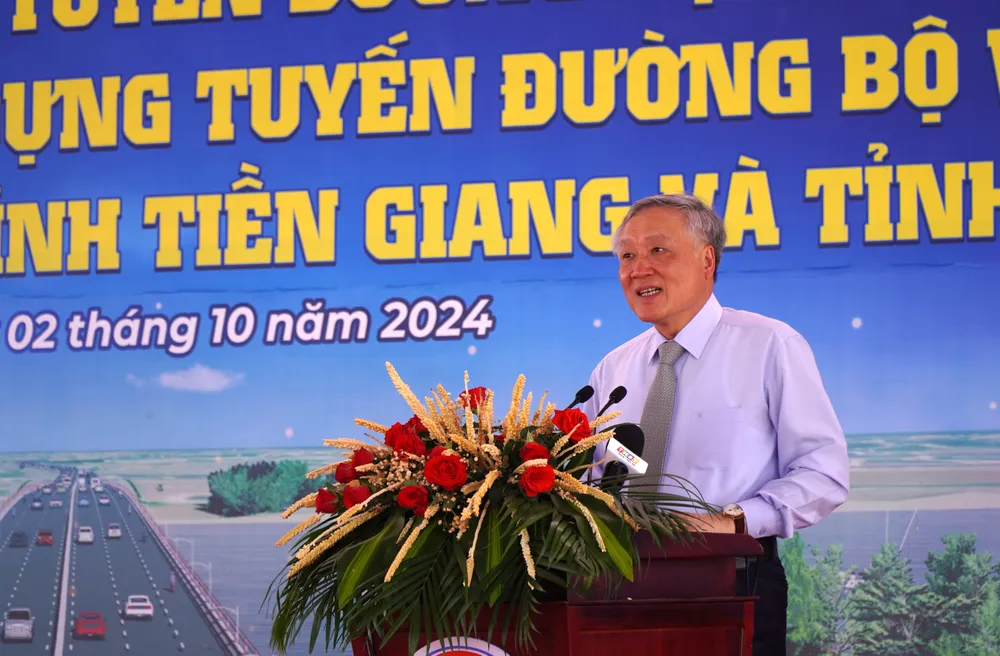 Phó Thủ tướng Thường trực Nguyễn Hòa Bình phát biểu tại lễ khởi công dự án cầu Ba Lai 8