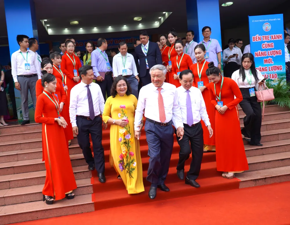 Phó Thủ tướng Thường trực Nguyễn Hòa Bình dự hội nghị xúc tiến đầu tư tại tỉnh Bến Tre