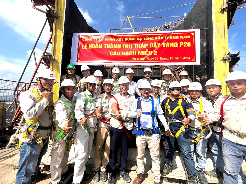 Dự án cầu Rạch Miễu 2 thi công hoàn thành một trụ tháp dây văng đầu tiên