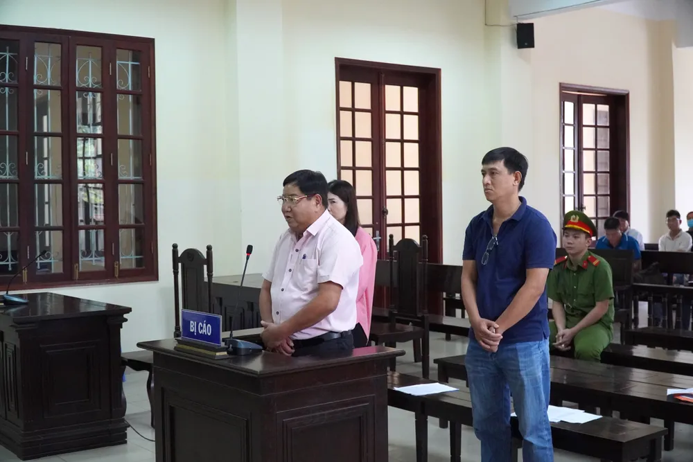 Cựu Trưởng Công an TP Mỹ Tho tranh tụng tại tòa. Ảnh: NGUYỄN PHƯỢNG Cựu trưởng Công an TP Mỹ Tho “bút phê” 235 hồ sơ bỏ qua xử phạt hành chính bị đề nghị phạt tù