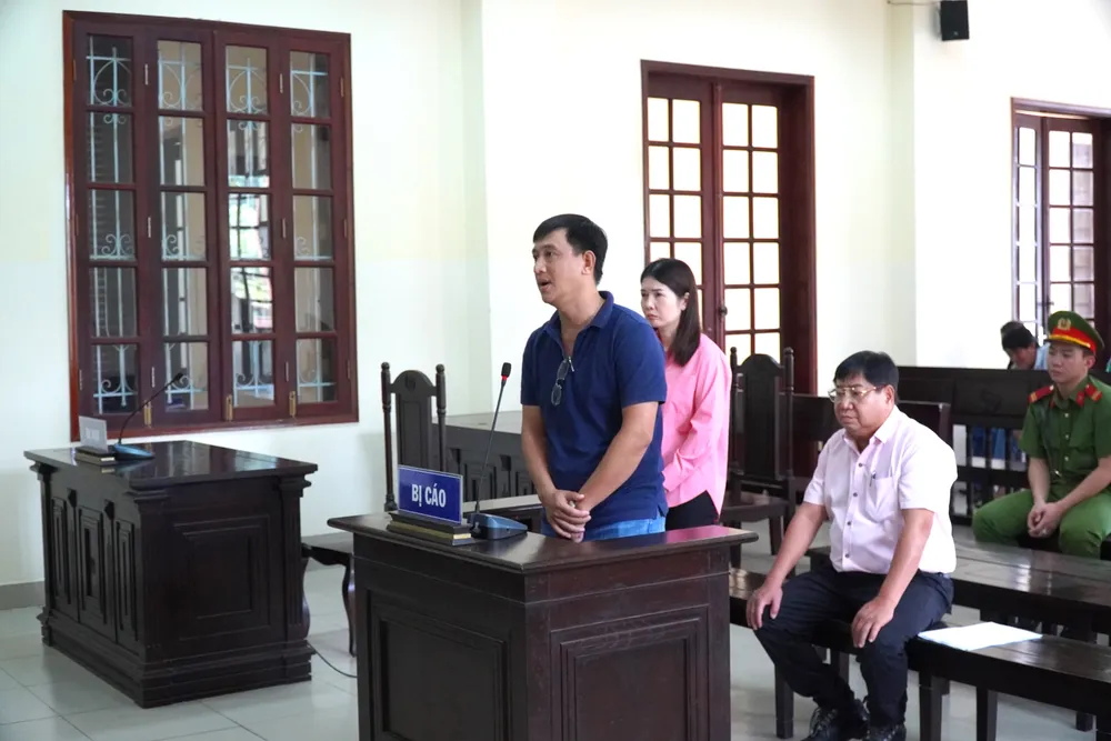 Bị cáo Võ Trần Chí Công xin HĐXX cho được hưởng án treo. Ảnh: NGUYỄN PHƯỢNG Truong-Cong-an- tp my tho (1).JPG