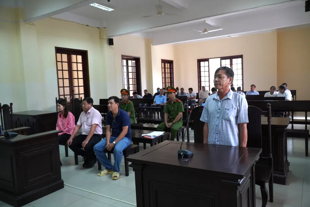 Đại diện người có quyền lợi và nghĩa vụ liên quan (bên phải) trình bày tại phiên tòa. Ảnh: NGUYỄN PHƯỢNG Truong-Cong-an- tp my tho (2).JPG