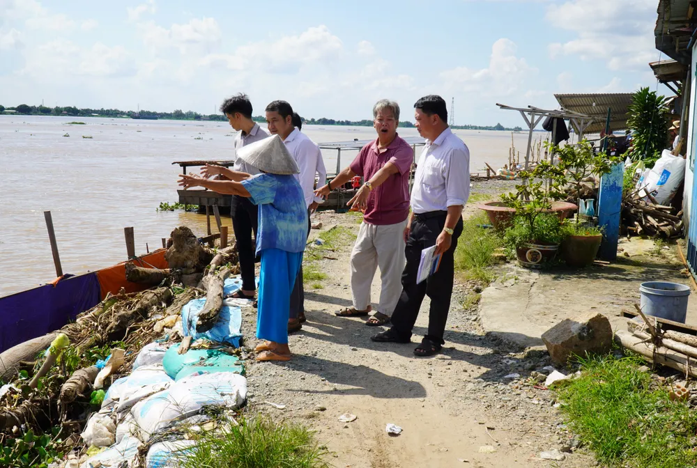 Tình trạng sạt lở ven đê sông Tiền thuộc ấp Khu phố, xã Hòa Hưng, huyện Cái Bè, tỉnh Tiền Giang