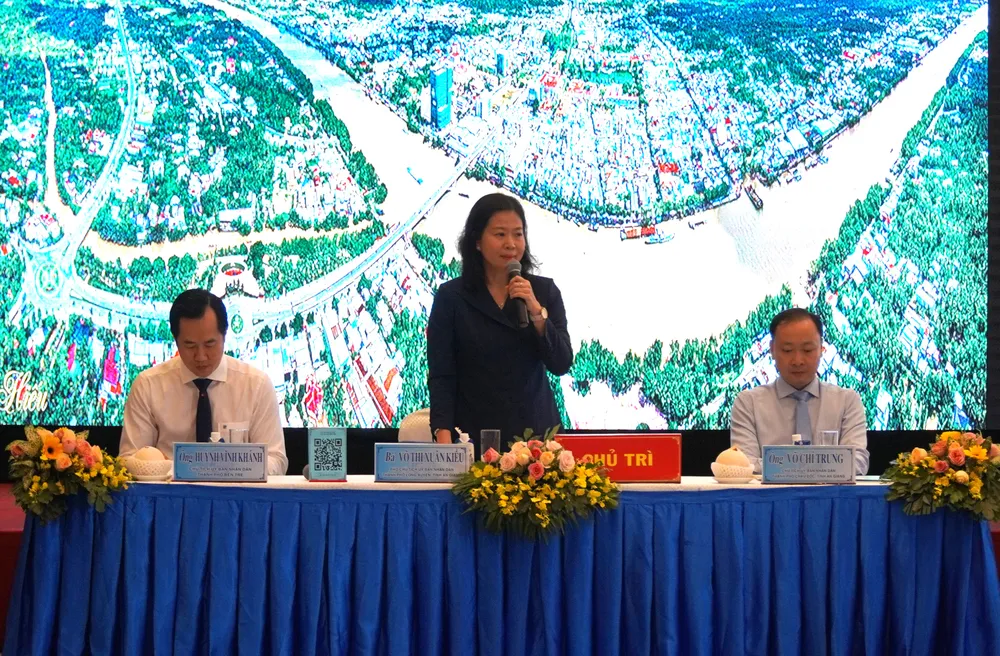 Các đại biểu chủ trì hội nghị Đô thị vùng Tây Nam Bộ hướng đến phát triển “Xanh – thông minh- bền vững”