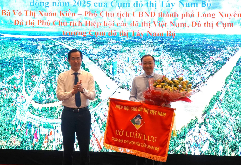 Trao cờ luân lưu cho đơn vị tổ chức hội nghị năm 2025 DSC08809.JPG